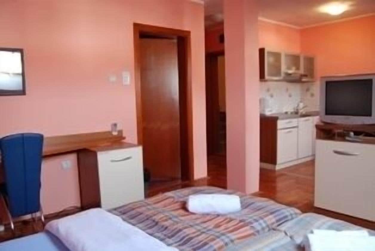 Car Royal Apartments And Rooms Novi Sad Buitenkant foto