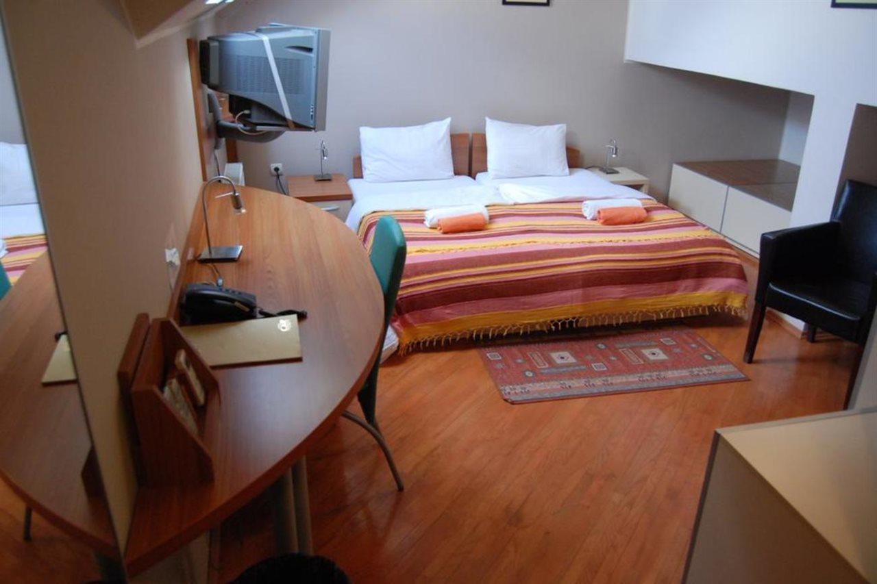 Car Royal Apartments And Rooms Novi Sad Buitenkant foto